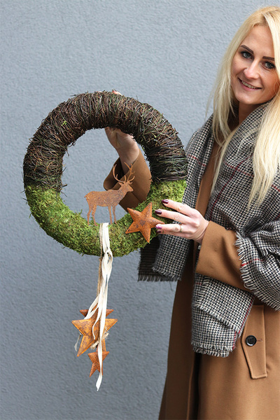 Miedziany Świąteczny, wianek dekoracyjny z jeleniem