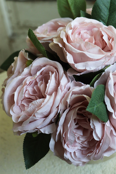 beżowy welurowy flowerbox z piwoniami, Severna Romantic, wys.24cm