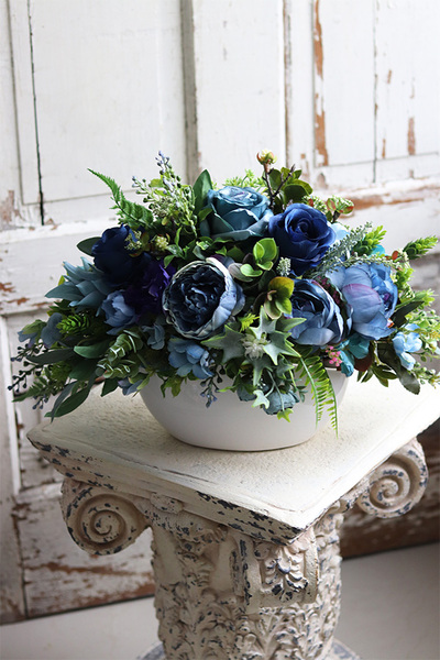 Niebiessa, kompozycja kwiatowa w białym naczyniu, wym.33x49cm 