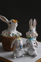 Sweetie Bunny, wielkanocna figurka zajączek, niebieski kwiatek na głowie