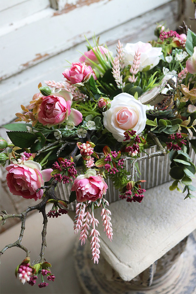 kompozycja kwiatowa w srebrnej donicy, Pinkelia, wym.25x60cm