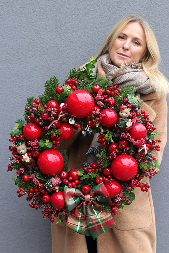 Świąteczna Iskra, czerwony świąteczny wianek z misiami	