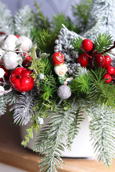 Zima w Lesie, świąteczny stroik z choineczkami