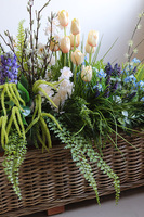 Spring Bahama, kompozycja z kwiatami w koszu