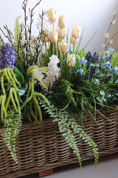 Spring Bahama, kompozycja z kwiatami w koszu