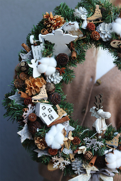 Ren Ski, zimowy wianek z reniferem i piernikami