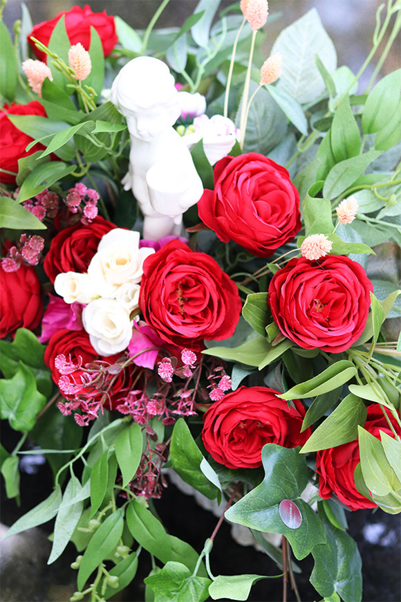 Anielska Czerwień, dekoracja nagrobna z aniołem