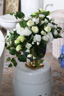 Bluenolli, kompozycja kwiatowa w pucharze, wys.44cm 