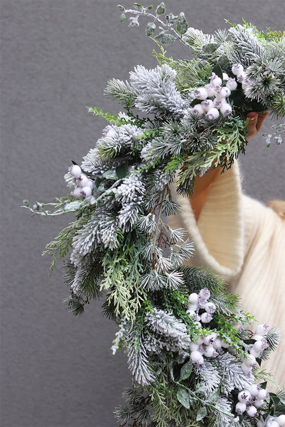 Biel w Parku, zimowa girlanda z jagodami