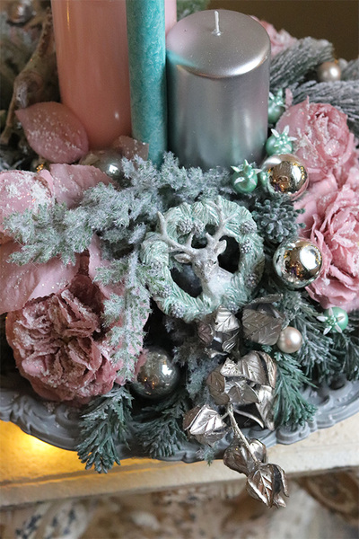 Pink Winter, stroik ze świecami na talerzu