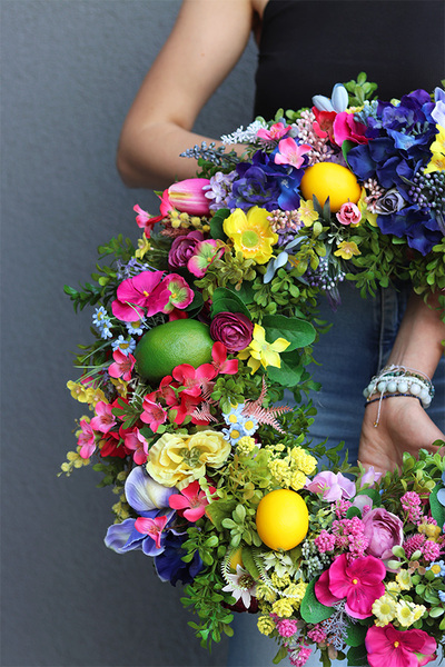 Monique Citrus, duży barwny wianek na drzwi