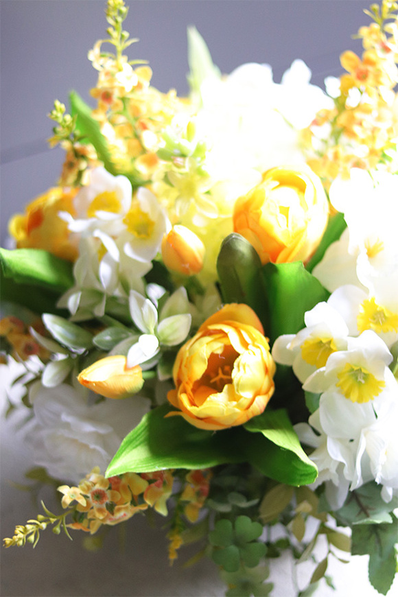 Amira White, dekoracja kwiatowa na stół Wielkanocny