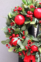 Apart Christmas Exclusives, świąteczny wianek na drzwi z wstążkami