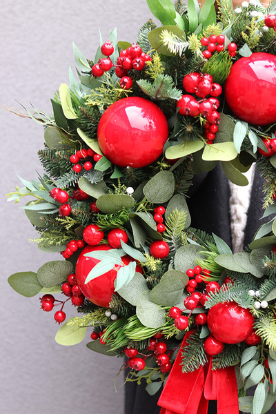 Apart Christmas Exclusives, świąteczny wianek na drzwi z wstążkami