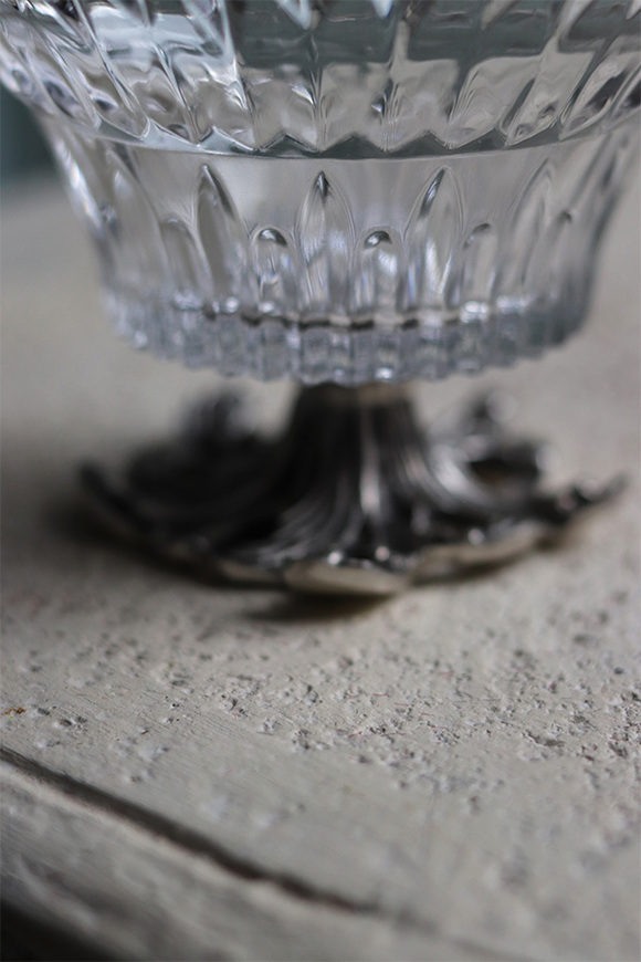 OD RĘKI Gerina B, posrebrzana patera z kryształem, wym.9.5x13cm