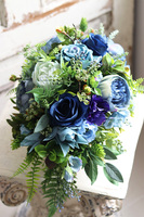 Niebiessa, kompozycja kwiatowa w białym naczyniu, wym.33x49cm 