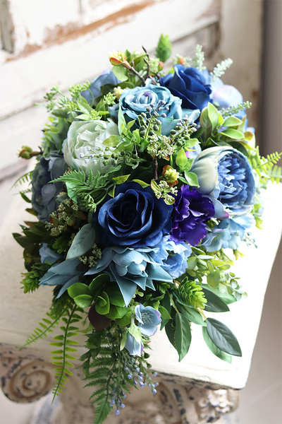 Niebiessa, kompozycja kwiatowa w białym naczyniu, wym.33x49cm 