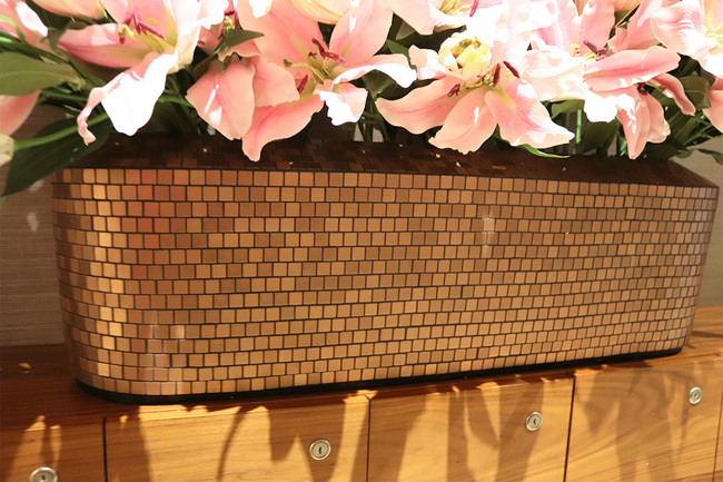 Liliowe Hilton Mozaiq, kompozycja kwiatowa w naczyniu