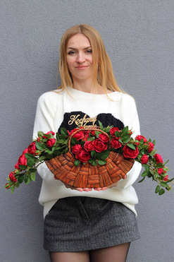 Red Basket, kompozycja nagrobna w koszu, wym.22x60x19cm