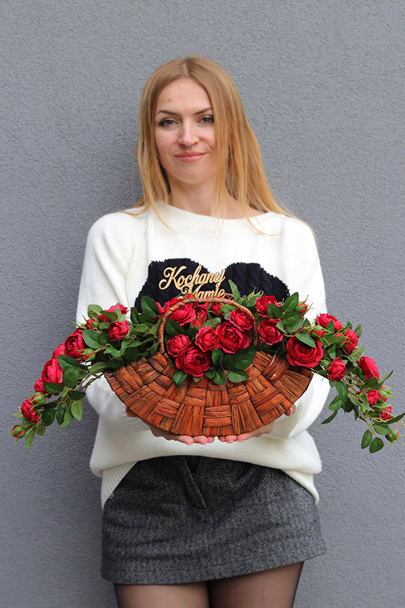 Red Basket, kompozycja nagrobna w koszu