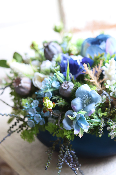 Naturiosa Cecile Small, niebieska kompozycja w szklanej misie, wym.16x38cm 