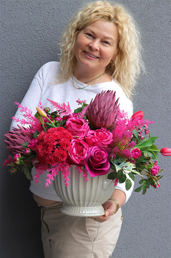 Velvet Malina Gaina, kompozycja kwiatowa z proteą, wym.40x52cm