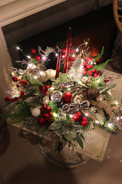 Czerwona Rezydencja 2, stroik świąteczny LED