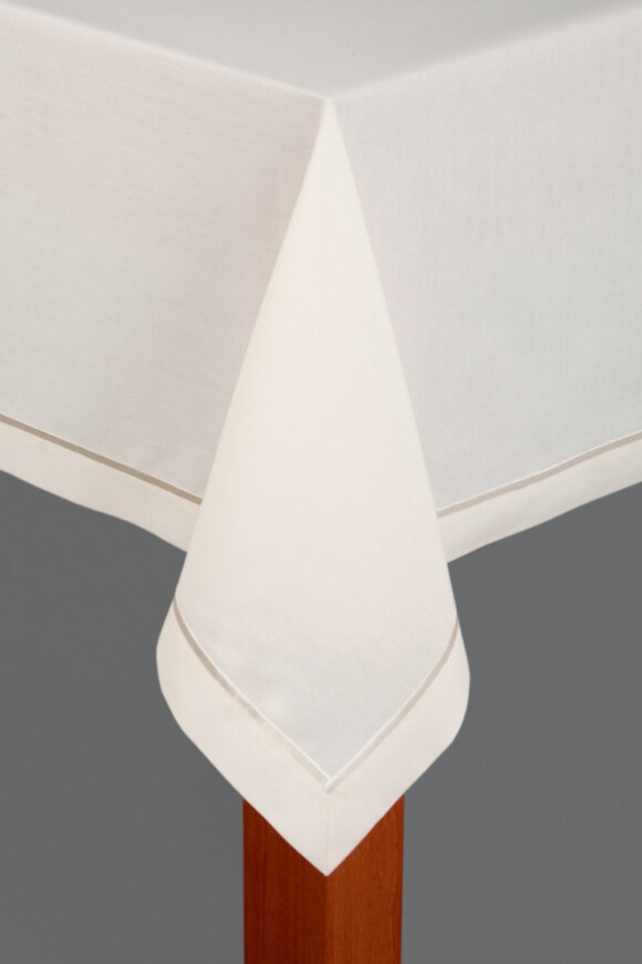 Sara, obrus kremowy gładki z lamówką