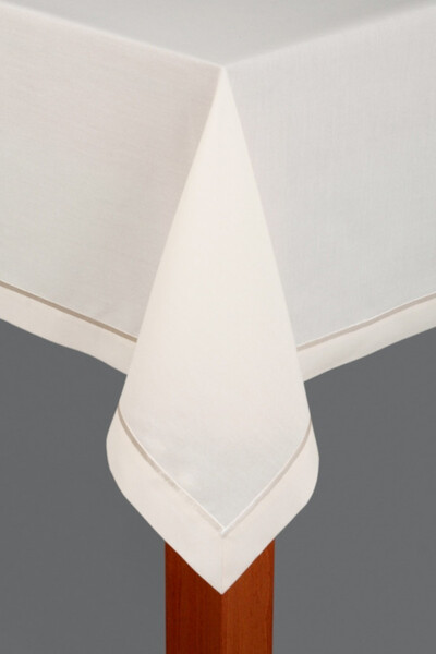 Sara, obrus kremowy gładki z lamówką