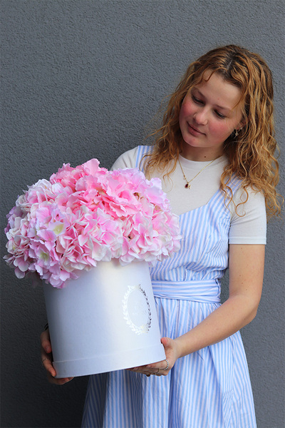 Romantica, flowerbox z różowymi hortensjami