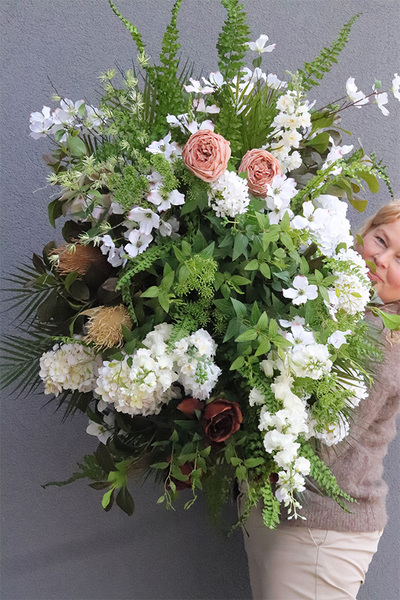 Czekoladowo Bahama, kompozycja z kwiatami w koszu,