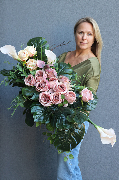 Bliskość Cappuccino Goldi, kompozycja nagrobna w naczyniu łódce