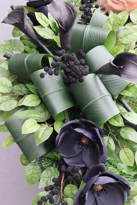 Black Flowers, kompozycja nagrobna na podkładzie, wym.38x100x52cm