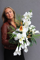 Leokadia, bukiet nagrobny we wkładzie z kalią i orchideą