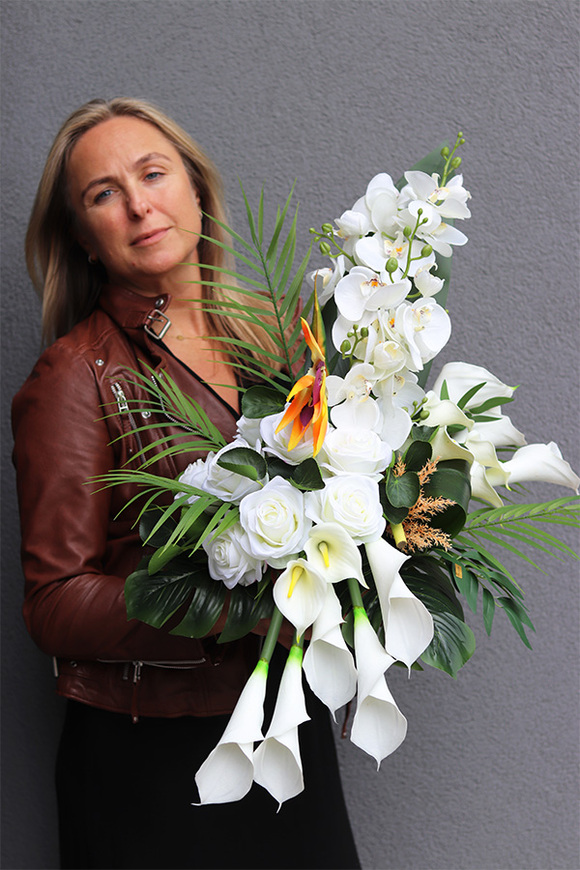 Leokadia, bukiet nagrobny we wkładzie z kalią i orchideą