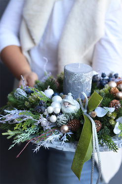 Wigilia w Jagodach, stroik ze świecą na talerzu, wym.16x33cm 