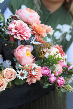 Ulena, kompozycja kwiatowa w drewnianym koszu, wym.40x65x46cm