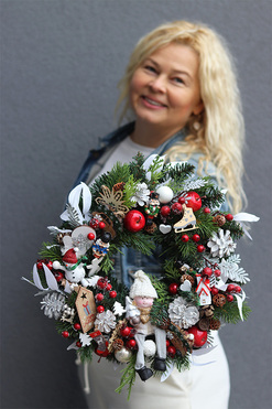 Dla Dzieci, świąteczny wianek z laleczką, śr.34cm