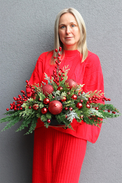 Zima w Czerwieni, świąteczna kompozycja nagrobna w misie