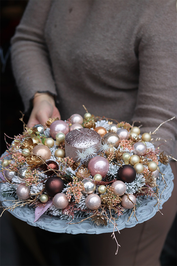 Goldessa Winter, stroik ze świecą na talerzu