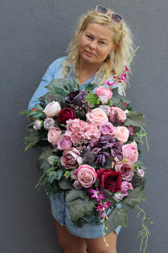 Gerrania 2, nagrobna wiązanka z fioletowym akcentem