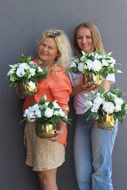 Bella Bianco, kompozycja kwiatowa w złotym naczyniu, wys.28x40cm