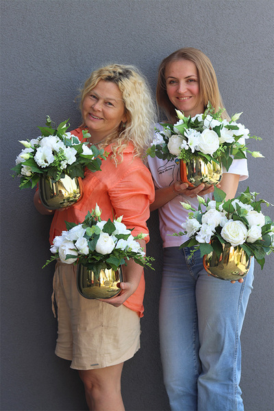 Bella Bianco, kompozycja kwiatowa w złotym naczyniu