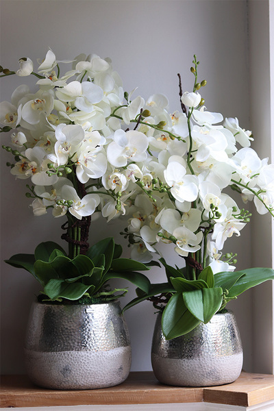 Modern Home Big, sztuczny storczyk w biało-srebrnej osłonce