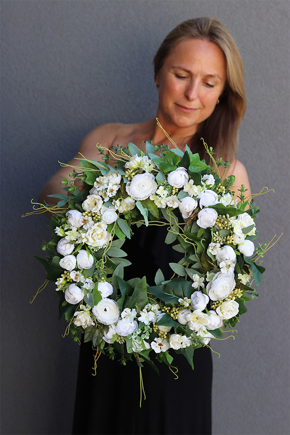 Anita, biały wianek z pełnikami, śr.40cm 