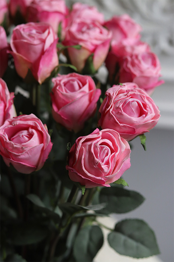 Pink Roses, kompozycja kwiatowa róże w wazonie