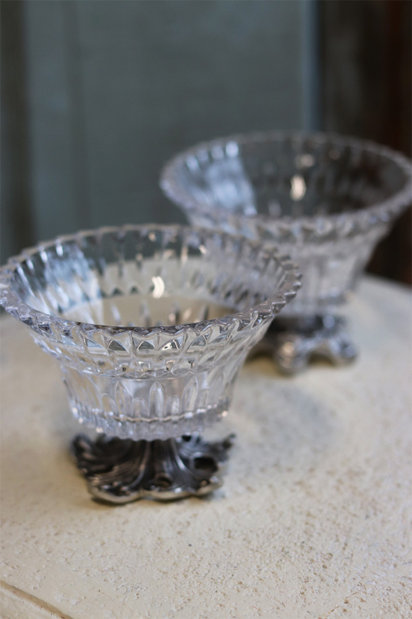 OD RĘKI Gerina B, posrebrzana patera z kryształem, wym.9.5x13cm