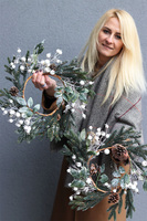 Mróz w Lesie, zimowy wianek iglasty z szyszkami