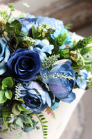 Niebiessa, kompozycja kwiatowa w białym naczyniu, wym.33x49cm 