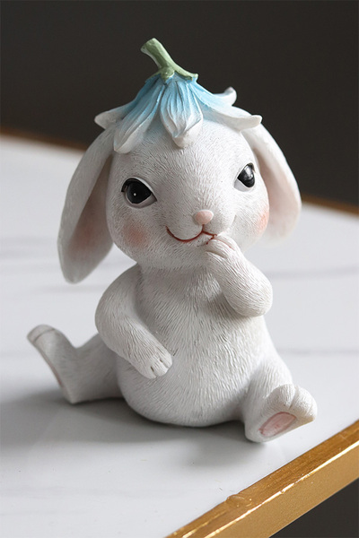 Sweetie Bunny, wielkanocna figurka zajączek, niebieski kwiatek na głowie
